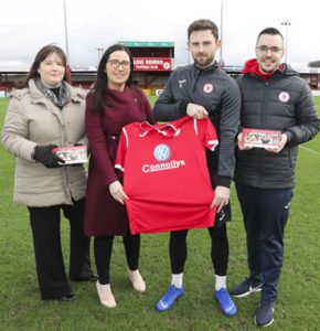 Caroline McLaughlin holding Sligo Rovers football jersey sponsored by Callan Tansey with members of Sligo Rovers team