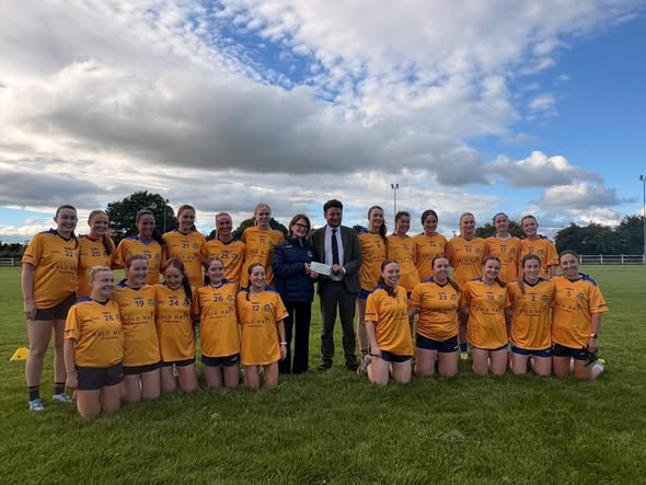 David O'Malley of Callan Tansey Solicitors presents a sponsorship cheque to Knockmore GAA club